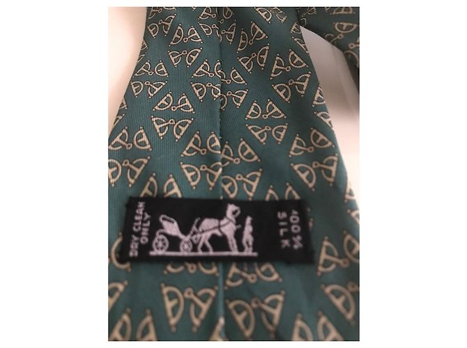 Cravatta Hermès in seta verde con stampa staffe oro - vista 3