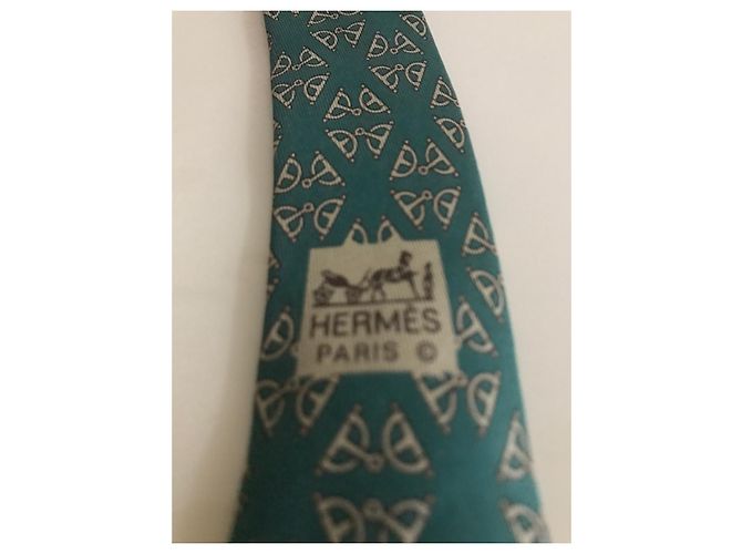 Cravatta Hermès in seta verde con stampa staffe oro - vista 4