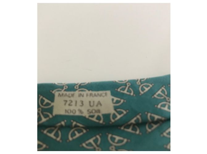 Cravatta Hermès in seta verde con stampa staffe oro - vista 5