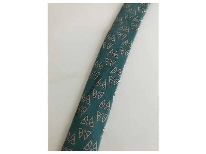 Cravatta Hermès in seta verde con stampa staffe oro - vista 6