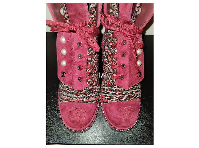 Chanel verde 18K Stivaletti stringati in pelle scamosciata con catena di perle e logo ROSA - vista 18