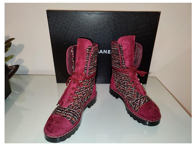 Chanel verde 18K Stivaletti stringati in pelle scamosciata con catena di perle e logo ROSA - vista 2