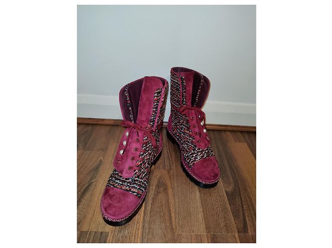Chanel verde 18K Stivaletti stringati in pelle scamosciata con catena di perle e logo ROSA - vista 3