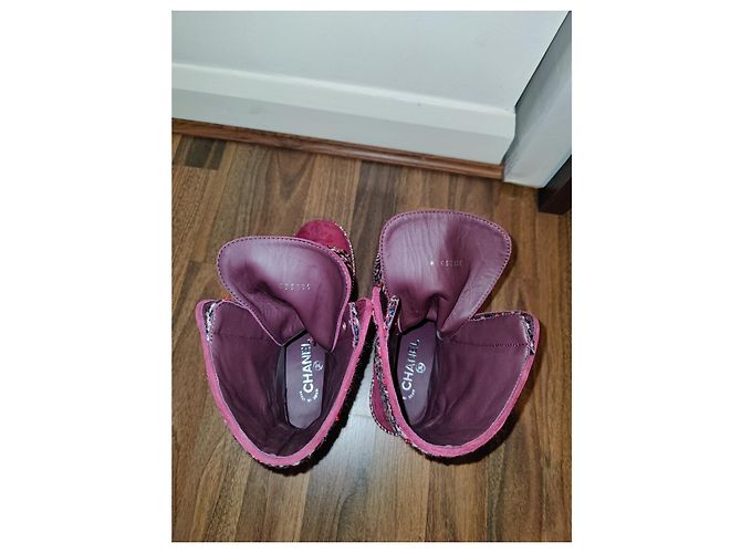 Chanel verde 18K Stivaletti stringati in pelle scamosciata con catena di perle e logo ROSA - vista 6