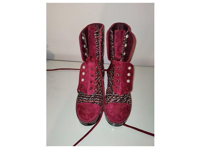 Chanel verde 18K Stivaletti stringati in pelle scamosciata con catena di perle e logo ROSA - vista 9