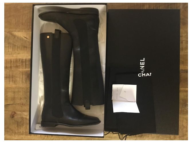Cambon Botas de montar Chanel de cuero negro con detalle de camelia dorada - vista 2