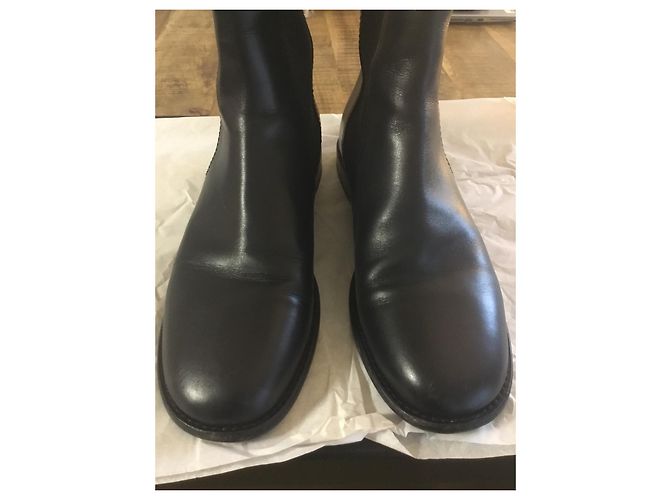 Cambon Botas de montar Chanel de cuero negro con detalle de camelia dorada - vista 6