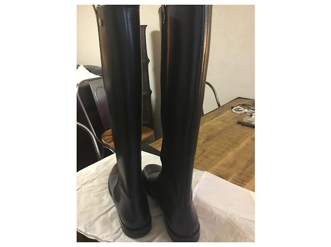 Cambon Botas de montar Chanel de cuero negro con detalle de camelia dorada - vista 8