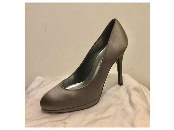 Stuart Weitzman Décolleté in raso argento scuro US 7 eu 38 Grigio - vista 7