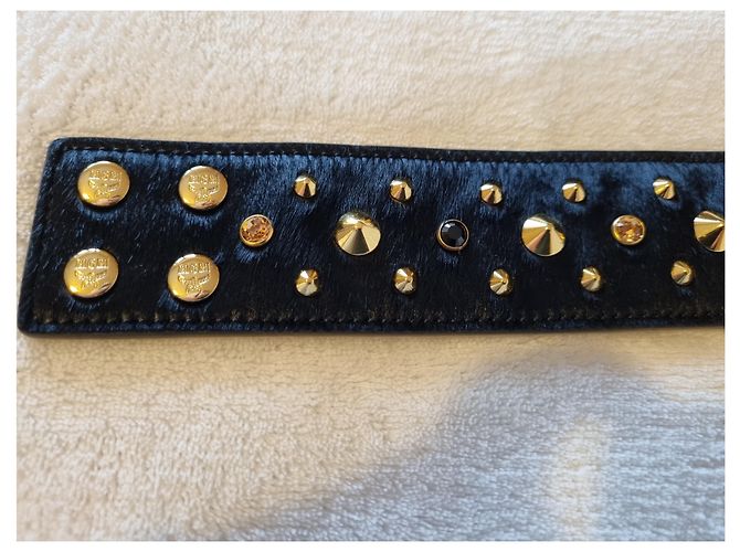 Pulseira de punho de couro com prisioneiro dourado Swarovski de cabelo de bezerro preto MCM - vista 3