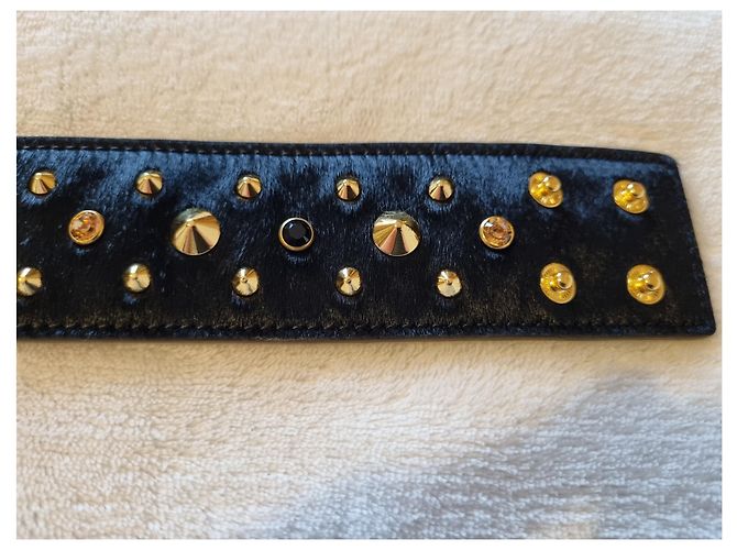 Pulseira de punho de couro com prisioneiro dourado Swarovski de cabelo de bezerro preto MCM - vista 4