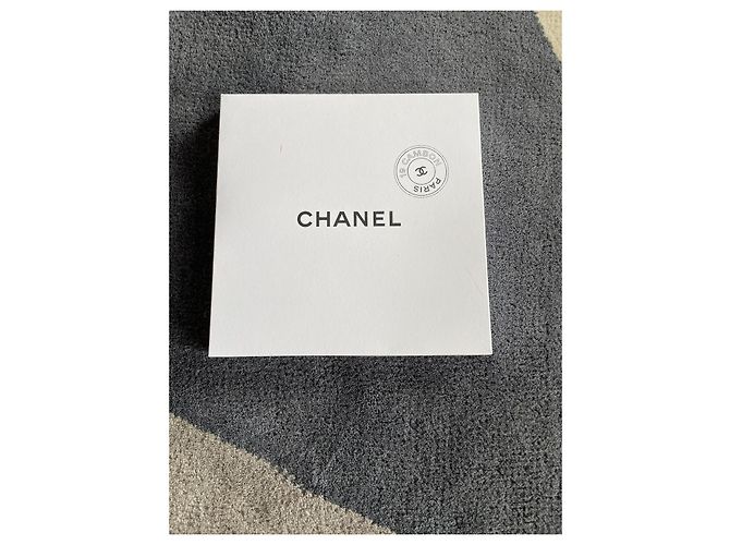 Chanel Modelo 3D 19 Cambon Blanco - vista 2