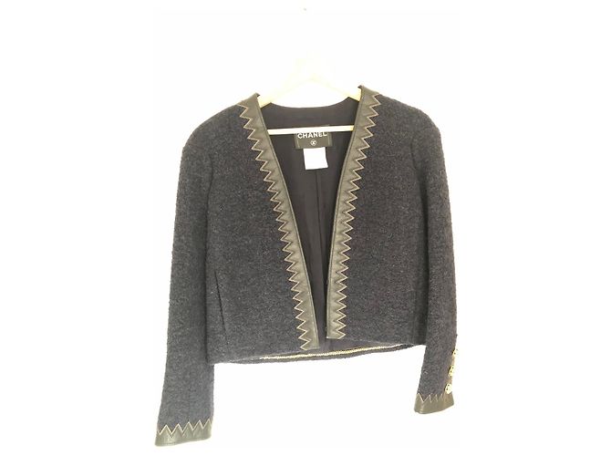 Completo Gonna e Giacca Chanel in Tweed Ecru e Nero D'oro Blu navy - vista 2