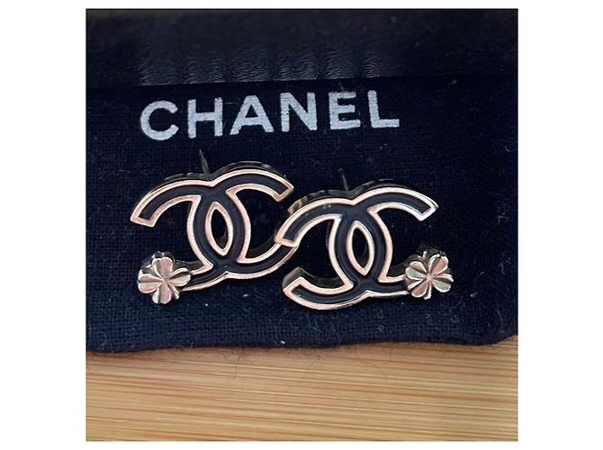 Orecchini con fiore in smalto nero con logo Chanel CC - vista 2