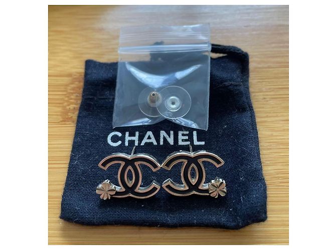Orecchini con fiore in smalto nero con logo Chanel CC - vista 3