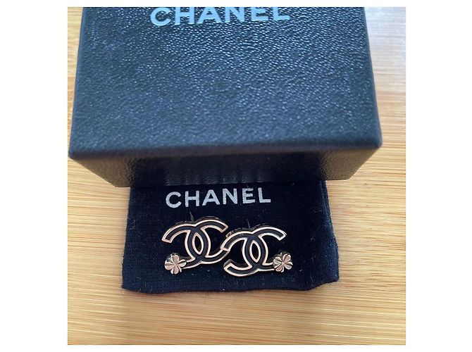 Orecchini con fiore in smalto nero con logo Chanel CC - vista 4