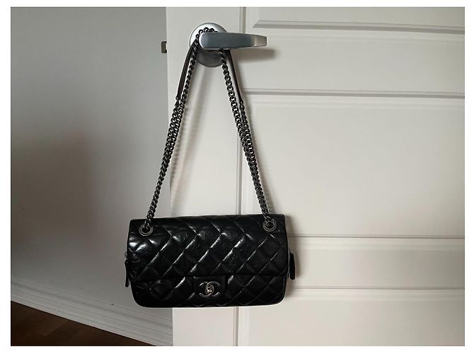 Timeless Chanel mittelgroße flache Tasche, saisonal Schwarz - Ansicht 10