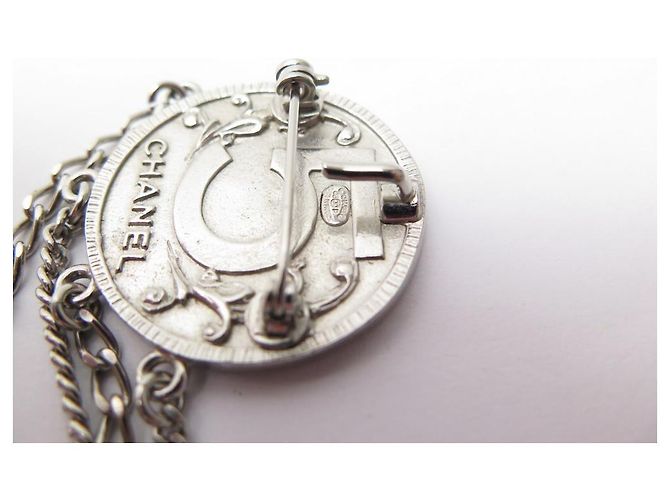 NEU CHANEL BROSCHE MEDAILLON KOKOSNUSSPROFIL CC LOGO ANHÄNGERBOX NEUE BROSCHE Silber - Ansicht 3