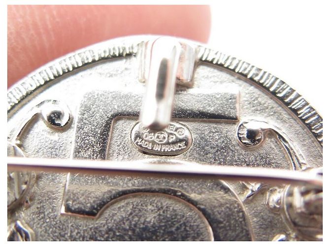 NEU CHANEL BROSCHE MEDAILLON KOKOSNUSSPROFIL CC LOGO ANHÄNGERBOX NEUE BROSCHE Silber - Ansicht 4
