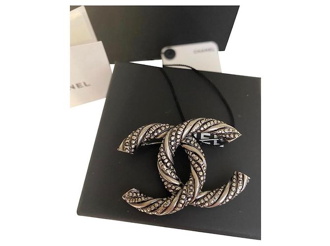 Spilla Chanel CC , RUTENIO METALLO ( argento) , neuf - vista 3