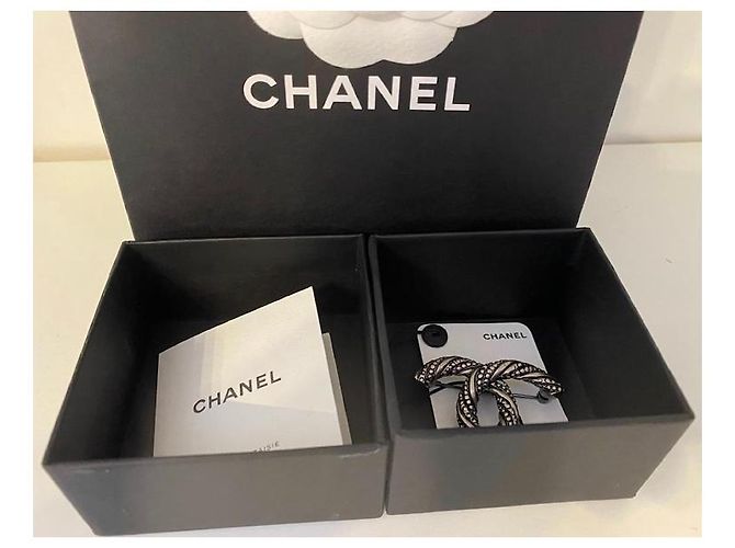 Spilla Chanel CC , RUTENIO METALLO ( argento) , neuf - vista 6