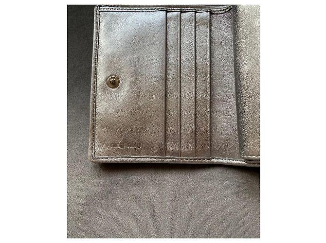 Cartera Miu Miu de piel plateada con pedrería y logo de perlas Plata - vista 10
