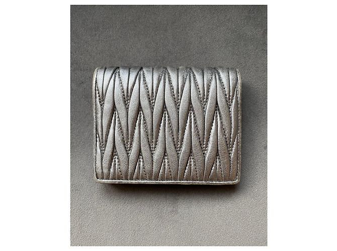Cartera Miu Miu de piel plateada con pedrería y logo de perlas Plata - vista 2