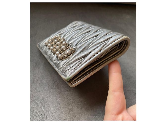 Cartera Miu Miu de piel plateada con pedrería y logo de perlas Plata - vista 5
