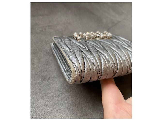 Cartera Miu Miu de piel plateada con pedrería y logo de perlas Plata - vista 6