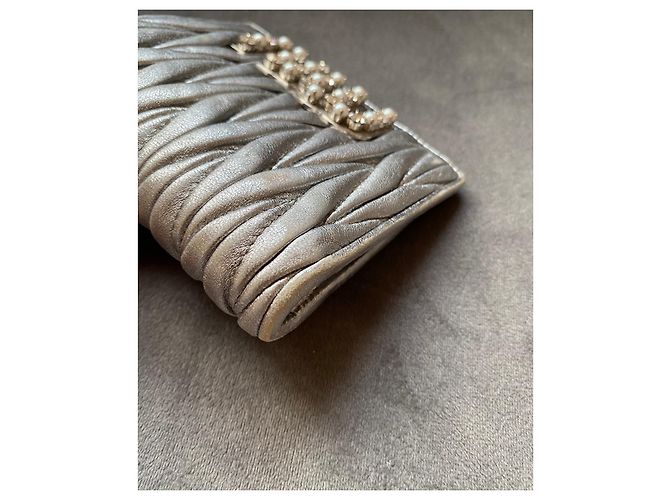 Cartera Miu Miu de piel plateada con pedrería y logo de perlas Plata - vista 7