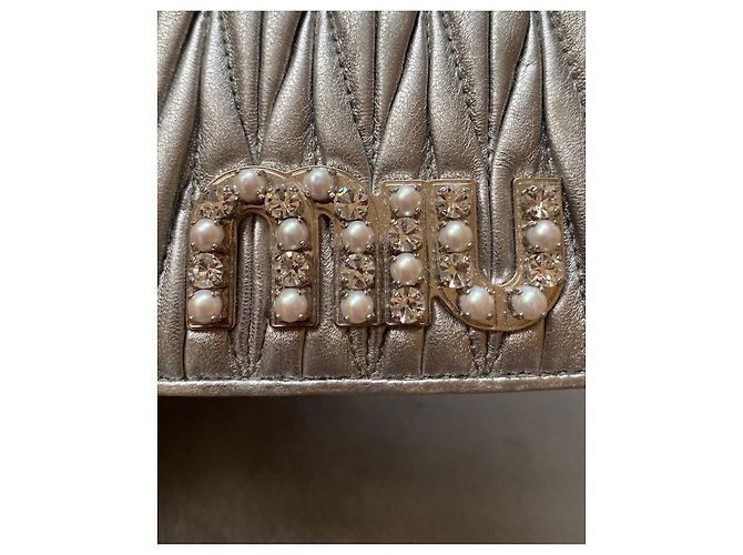 Cartera Miu Miu de piel plateada con pedrería y logo de perlas Plata - vista 9