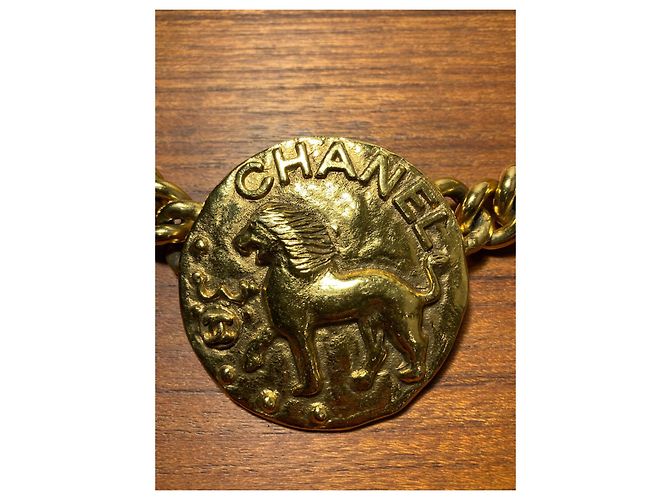 Collana Chanel vintage con medaglione leone D'oro - vista 2
