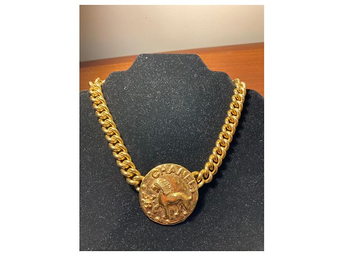 Collana Chanel vintage con medaglione leone D'oro - vista 4