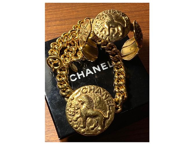 Collana Chanel vintage con medaglione leone D'oro - vista 6