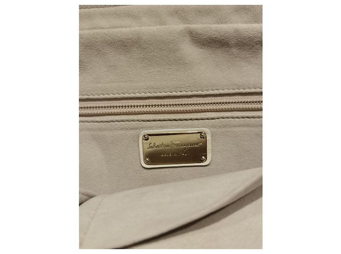 Salvatore Ferragamo Python Handbag Eggshell - view 5