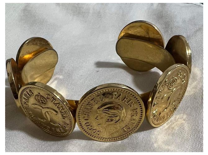 BRACCIALE COIN CUFF CON LOGO CHANEL E MADEMOISELLE Gold hardware - vista 8