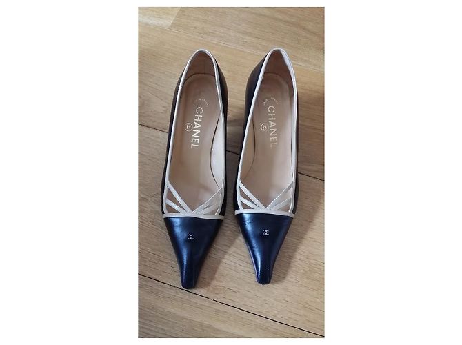 Chanel Pumps Schwarz und Eierschale Leder Gr 38 Aus weiß - Ansicht 2
