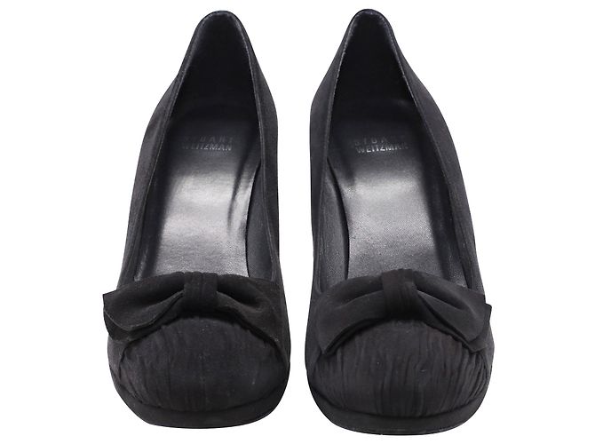 Stuart Weitzman Heels mit Schleifendetail aus schwarzem Wildleder - Ansicht 2