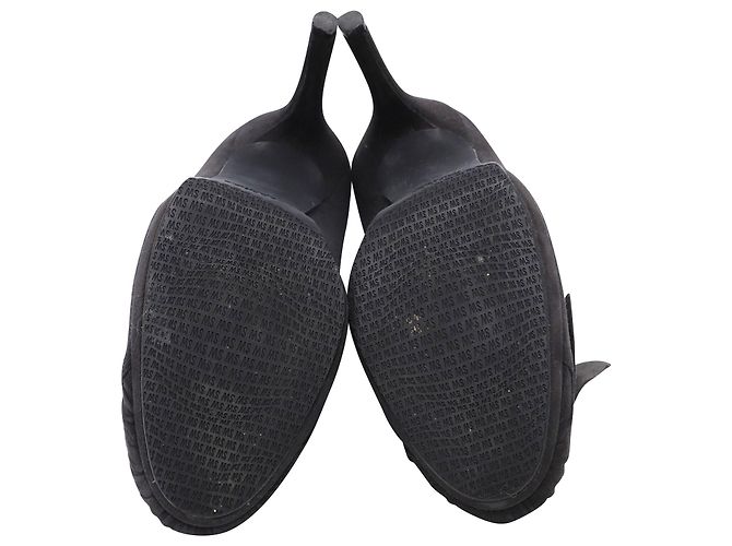 Stuart Weitzman Heels mit Schleifendetail aus schwarzem Wildleder - Ansicht 7