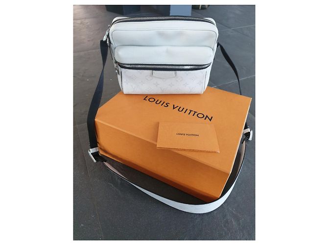 Borsa Louis Vuitton in pelle grigio Antartica - vista 2