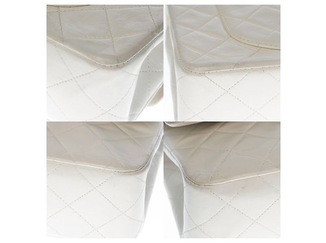 L'ambita borsa Chanel Timeless 23cm con patta foderata in agnello trapuntato bianco, garniture en métal doré - vista 10