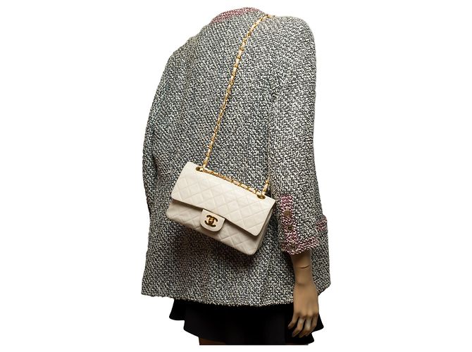 L'ambita borsa Chanel Timeless 23cm con patta foderata in agnello trapuntato bianco, garniture en métal doré - vista 11