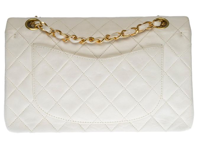 L'ambita borsa Chanel Timeless 23cm con patta foderata in agnello trapuntato bianco, garniture en métal doré - vista 2