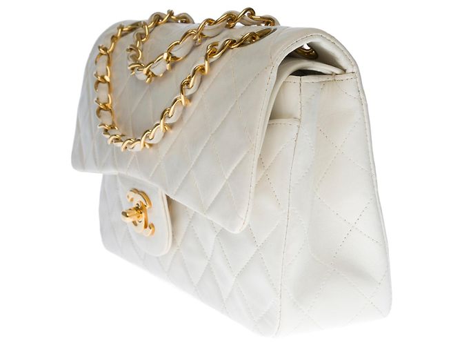 L'ambita borsa Chanel Timeless 23cm con patta foderata in agnello trapuntato bianco, garniture en métal doré - vista 3
