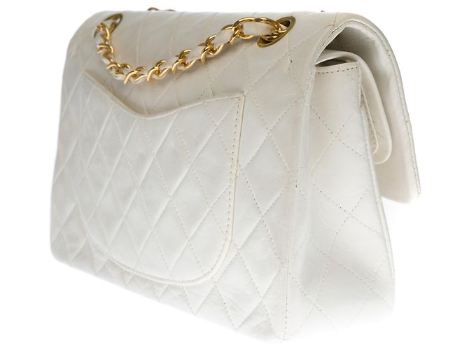 L'ambita borsa Chanel Timeless 23cm con patta foderata in agnello trapuntato bianco, garniture en métal doré - vista 4