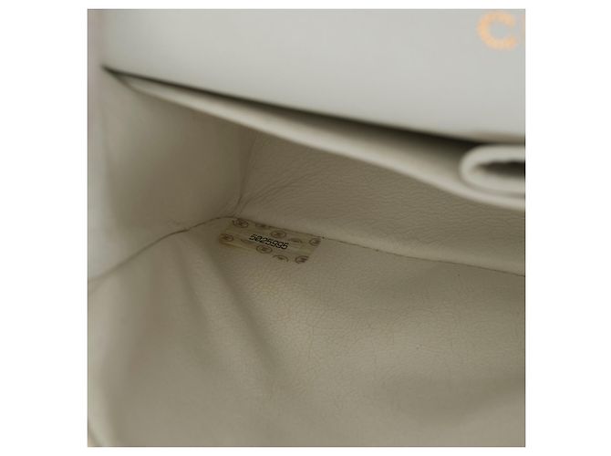 L'ambita borsa Chanel Timeless 23cm con patta foderata in agnello trapuntato bianco, garniture en métal doré - vista 6