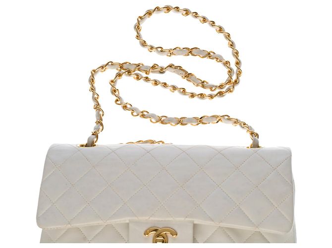 L'ambita borsa Chanel Timeless 23cm con patta foderata in agnello trapuntato bianco, garniture en métal doré - vista 8