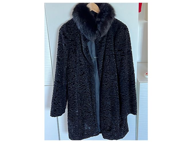 Abrigo Max Mara Negro Estilo Astracán con Cuello de Zorro - vista 3