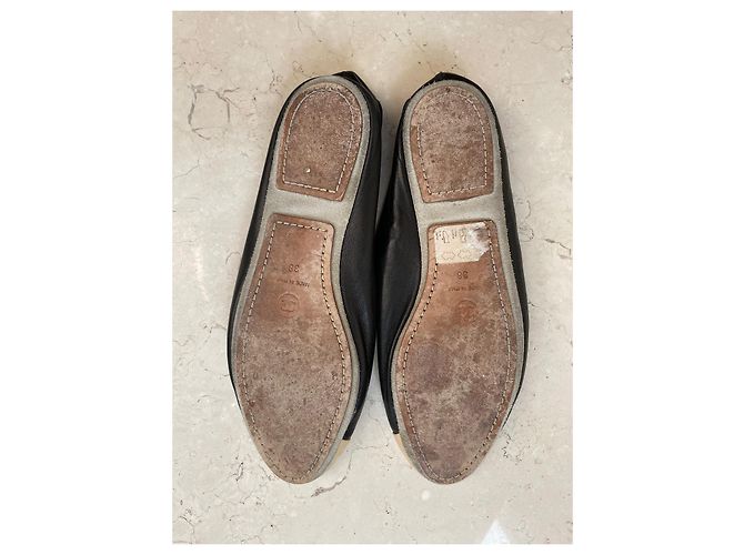Sapatilhas Chanel de couro preto com laço bege - vista 3