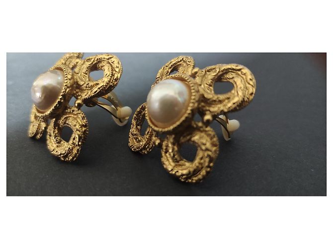 Orecchini Yves Saint Laurent Metallo Dorato Cabochon Bianco Perlato D'oro - vista 2